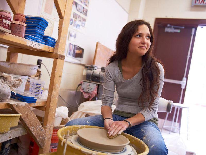制作陶器的妇女